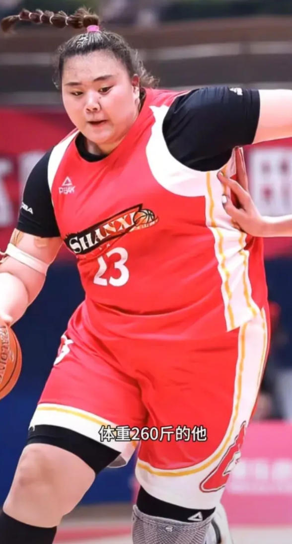 如果刘禹彤这个东北大妞不那么莽撞，自恃身强力壮把人家对手撞伤退场。篮协上下都怕这