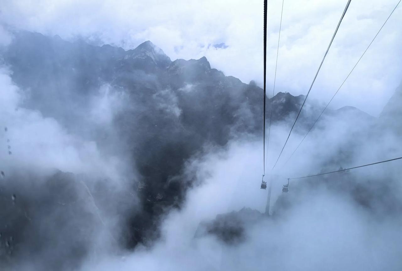 华山冲陡立，险峻挺高齐。
一线开天际，两峰成古时。
云烟悬峭壁，雨雾入灵池。
太