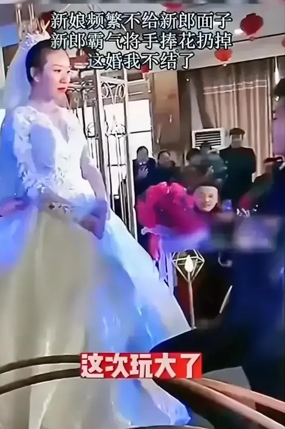 新娘这会尴尬了吧？
本来是喜庆的婚礼现场，
没想到新娘子把婚礼当成了求婚场所 多