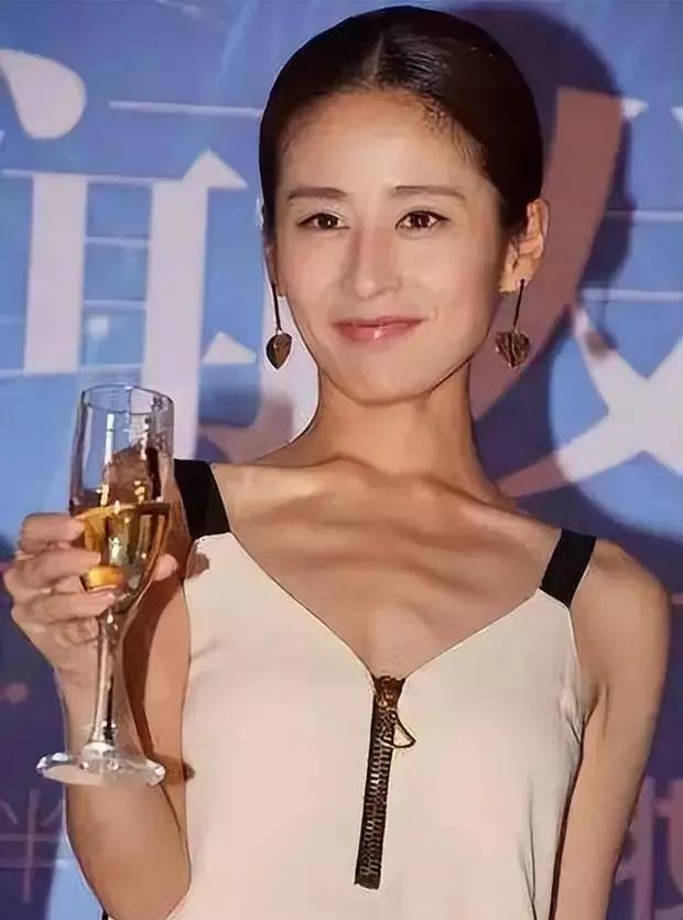 央视曝惊天骗局！成本1元卖800，无数女孩受害，下场恐怖仍有人吃。一些女孩真是要