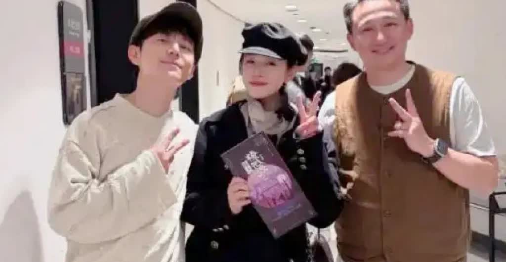 陈妍希离婚后首次亮相，与《暗恋》剧组重聚引关注
3月9号陈妍希在微博晒出跟黄磊