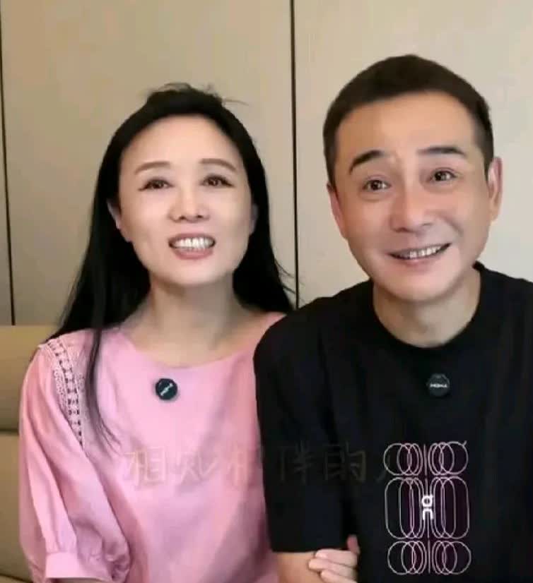 黄梅戏名伶63岁吴琼晒与48岁老公结婚21年合照。

照片里看不出来两人15