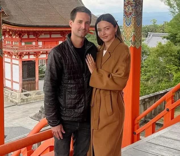 米兰达·可儿晒了2张与亿万富翁老公在日本度假的合照，这位4个儿子的妈妈穿着棕色大