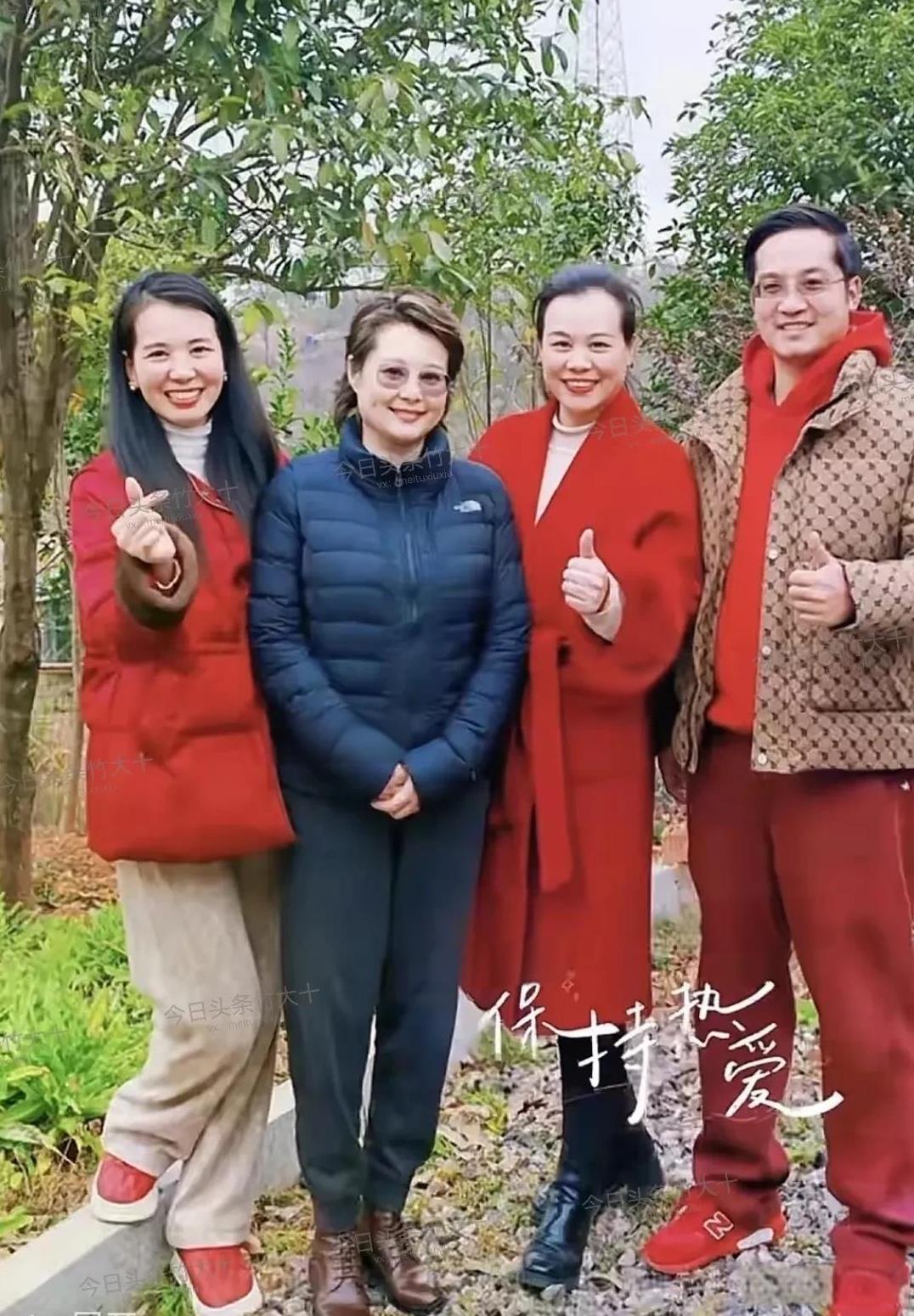 这是袁立和亲友的合影。看她打扮还没有身边的几位洋气呢，就是普普通通的状态，看着也