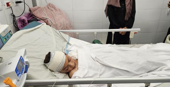 加沙医生阿拉·纳贾尔在前线救死扶伤的时候，家里的10个孩子被以军炸死9个，幸存的
