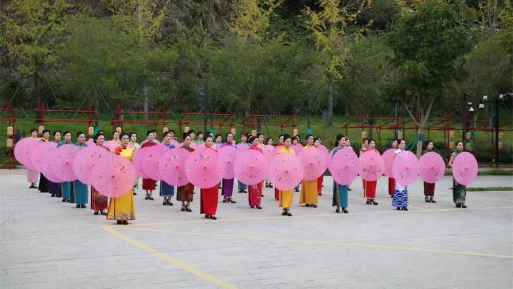 追光逐影半世纪 草根摄影家陈星芬的新闻人生(十六组图)