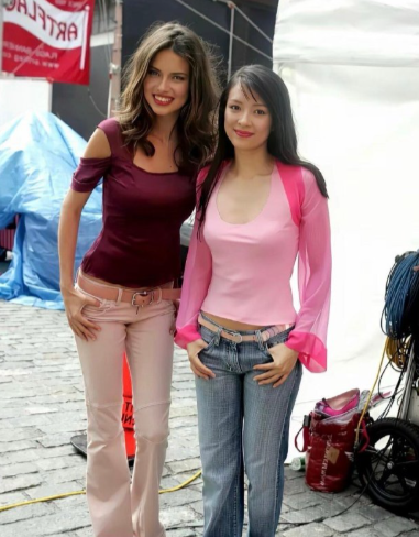 2005 年站在纽约街头的章子怡 ​​​