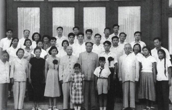 1965年夏天，北京四中的曹耘山填空军政审表时手突然停住了——外公栏里＂毛泽民＂