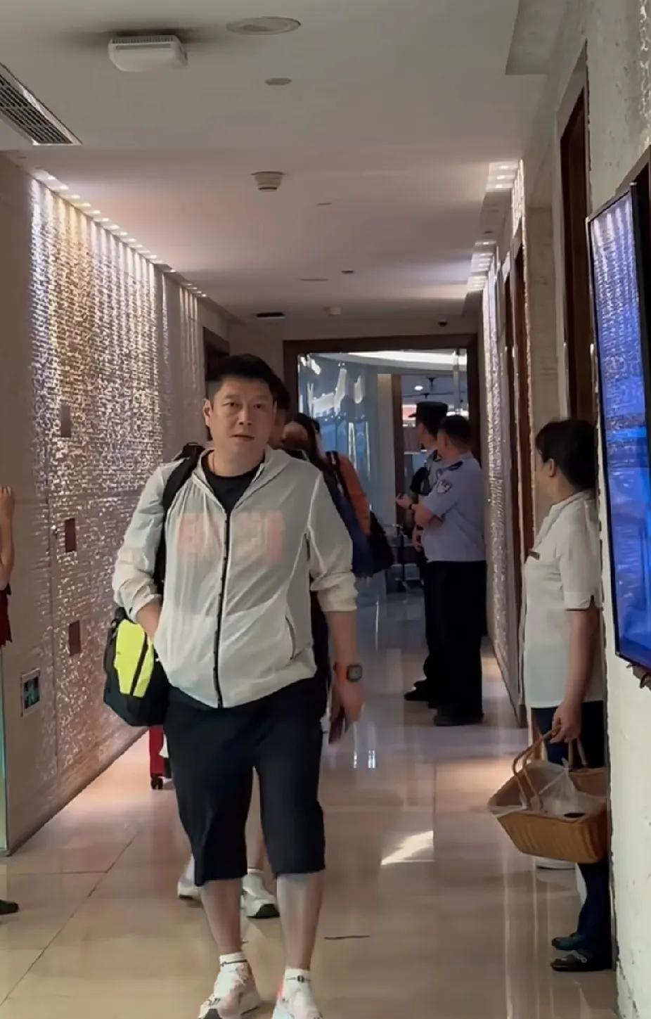 邱贻可回成都啦！
在机场偶遇邱贻可，他还是那身熟悉的休闲打扮，七分裤配上随性的上