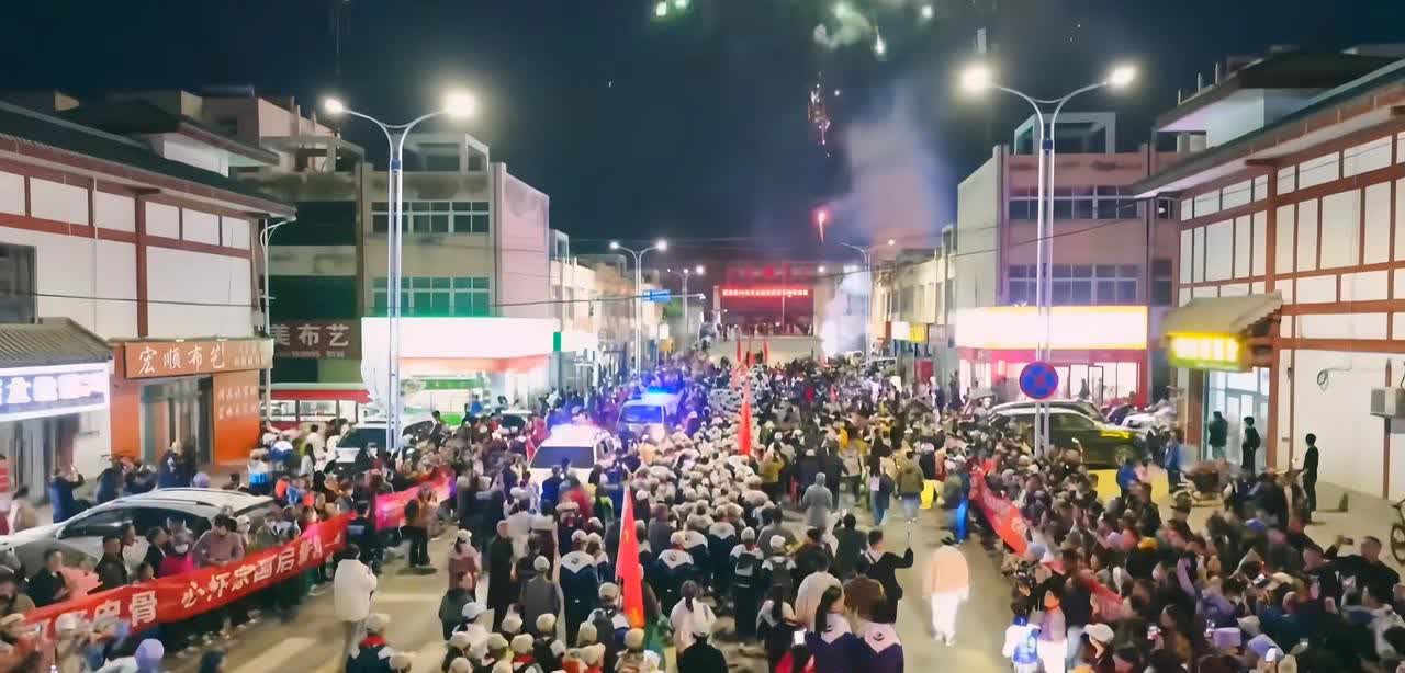 宁夏固原2300名师生，徒步百里祭英烈的事情网上还在发酵。看到学生们归来时受到全
