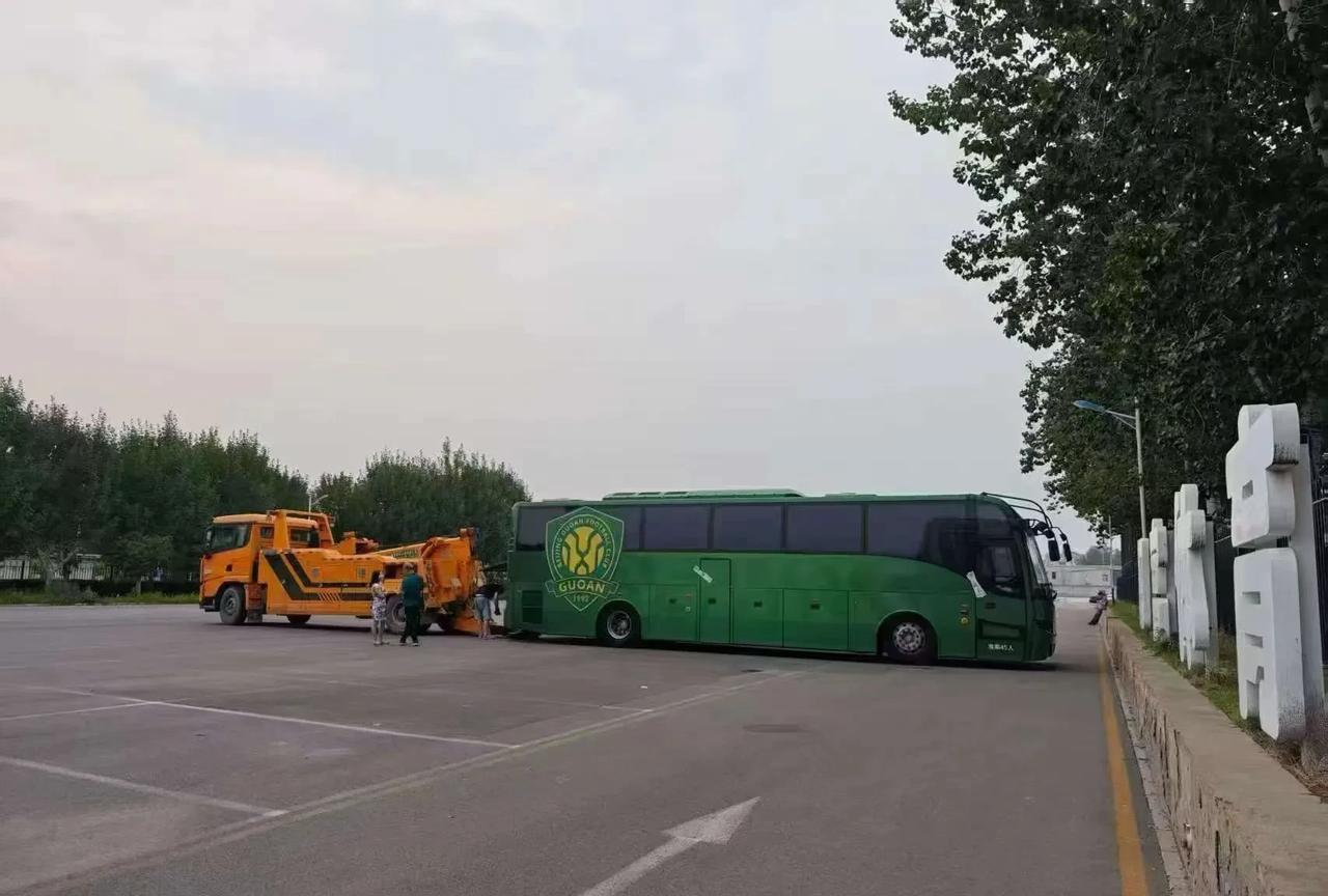 北京国安的车这是怎么回事，又是拖车又是封条。坏了吗？但坏了贴封条干嘛？