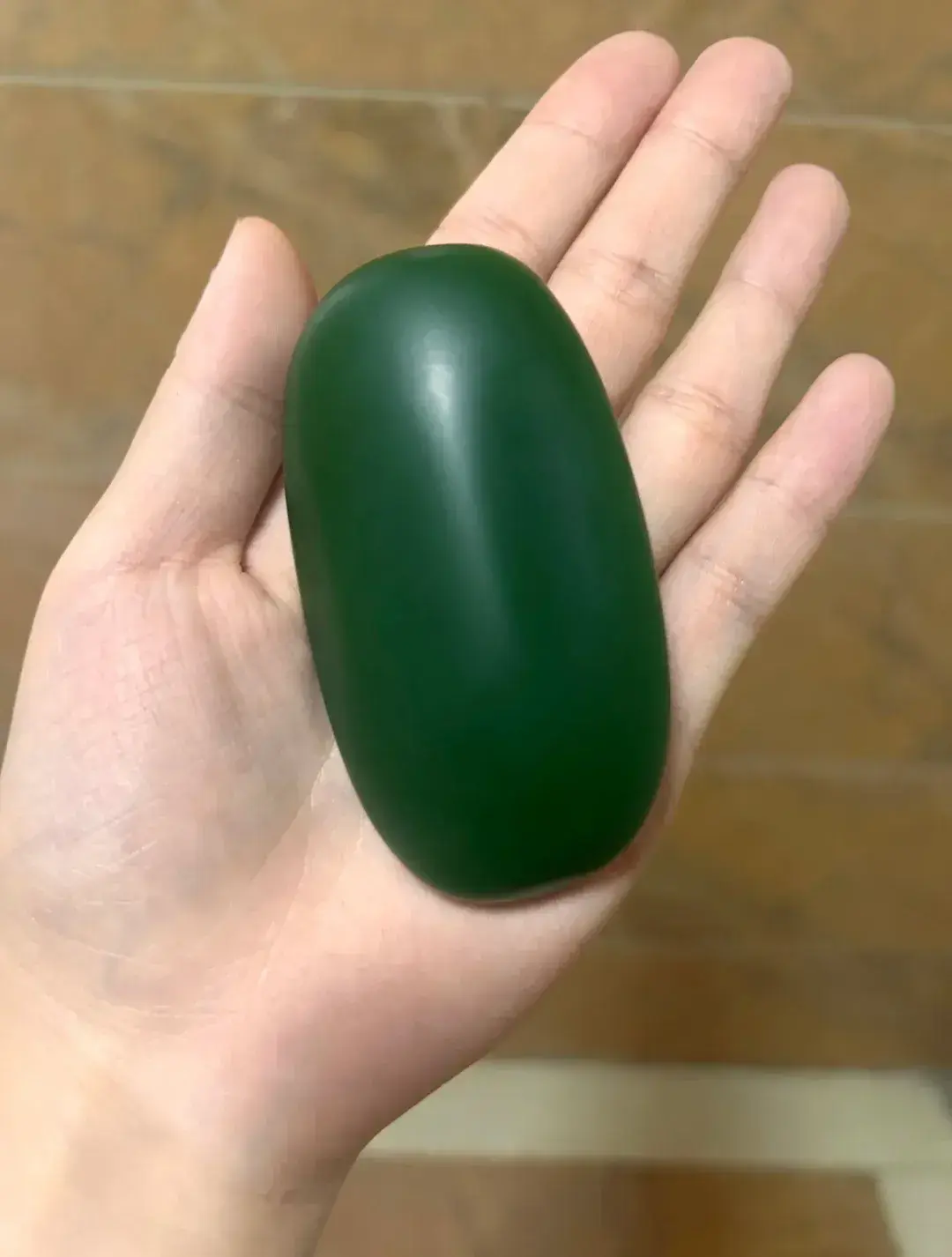 前年去新疆游玩时在河边捡到的，这是玉吗？