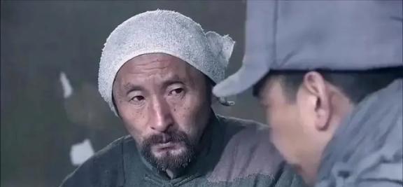1940年，一位抗日县长被日军包围，然而，关键时刻，伪村长却说：“别愣着，像个傻