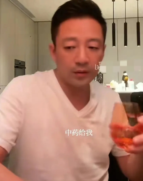 汪小菲现在好自律，喝中药保养了！
也丝毫不拿粉丝当外人，直播的时候，让助理帮他把