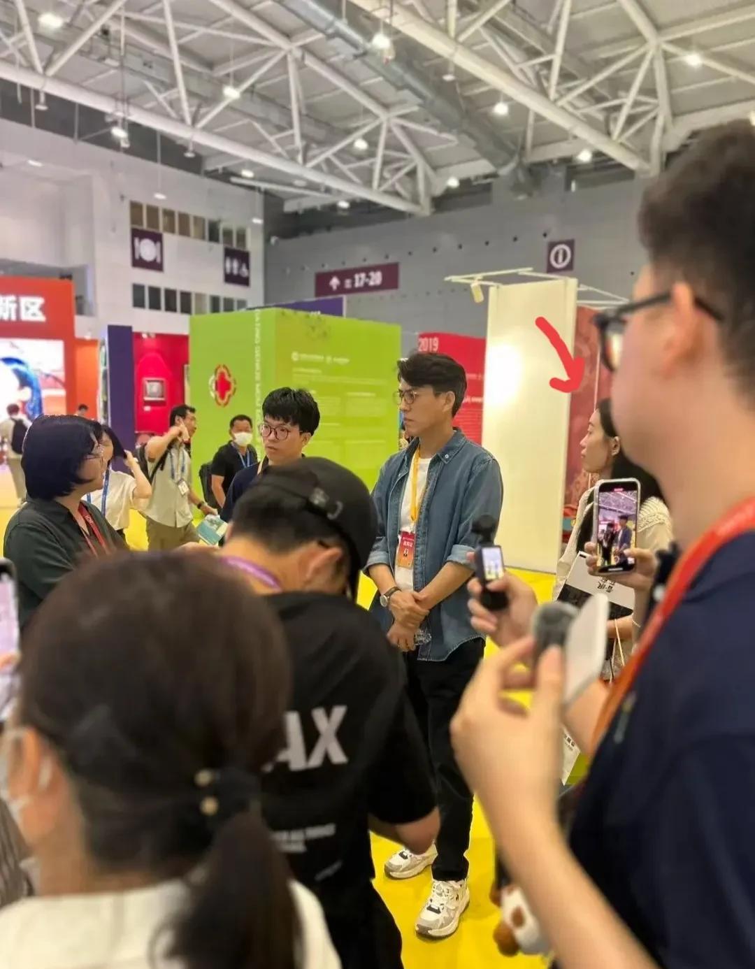 靳东真是老天爷赏饭吃啊！
快五十的他，腰不弯、背不驼，身材笔挺，气质儒雅，越老越