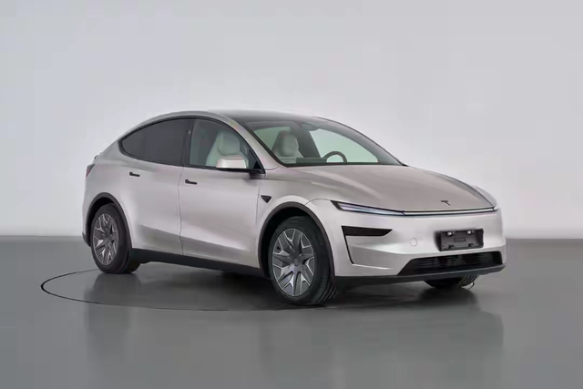 特斯拉Model Y L整体沿用了在售车型的设计，车头配有贯穿式灯带和分体式头灯