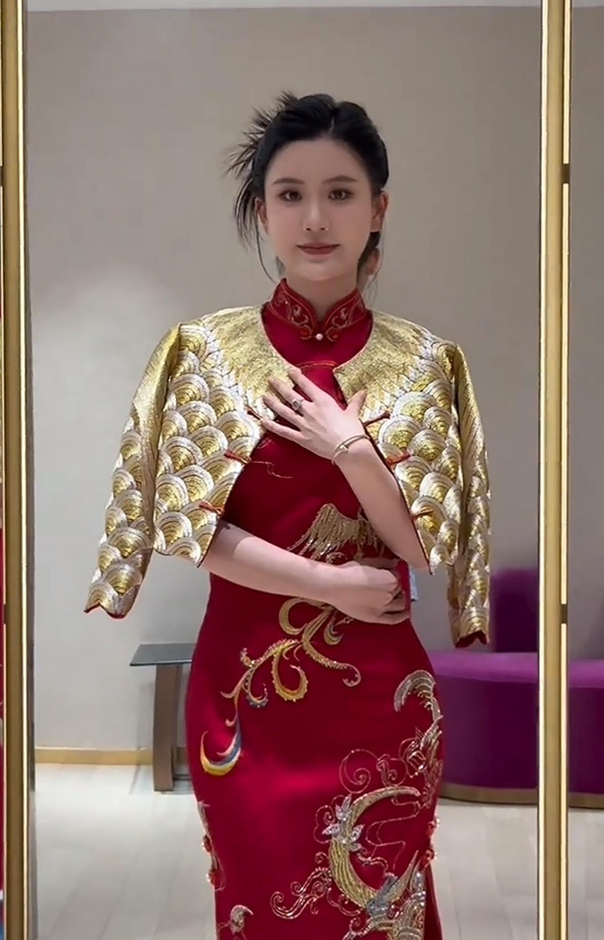 楚玲继昨天卡点1314晒婚纱后，今天又晒了新娘旗袍，今天的文案是“坎坎坷坷一起走