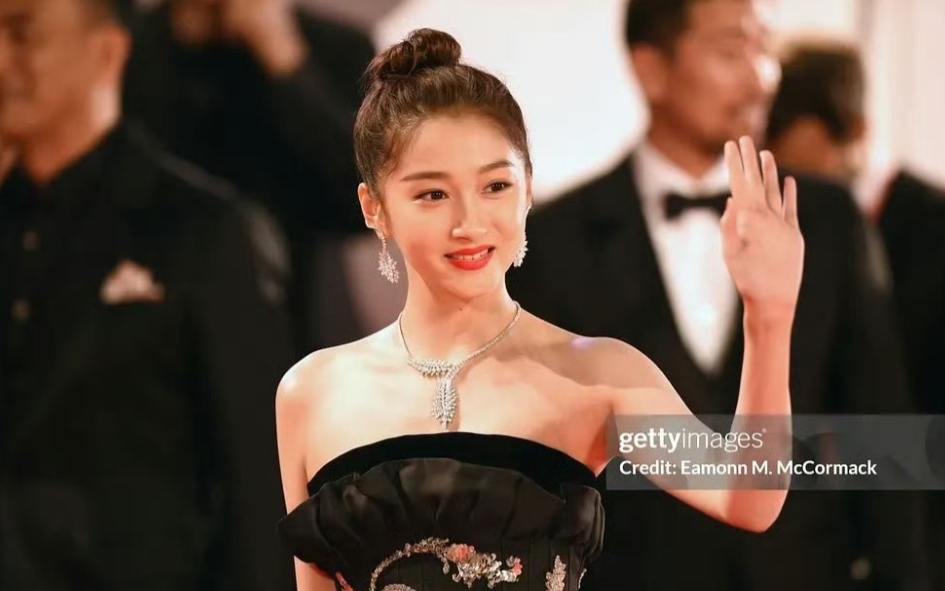 原来关晓彤也去过威尼斯！

一袭黑色礼服搭配精致珠宝，在红毯上意气风发，生图状态