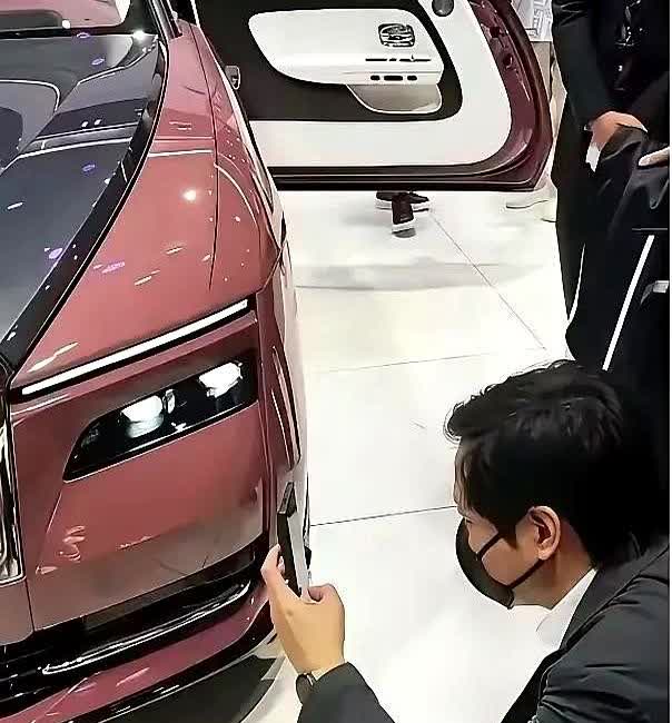 我觉得雷军逛车展研究劳斯莱斯，

不是作秀，

也不是单纯羡慕豪车，而是