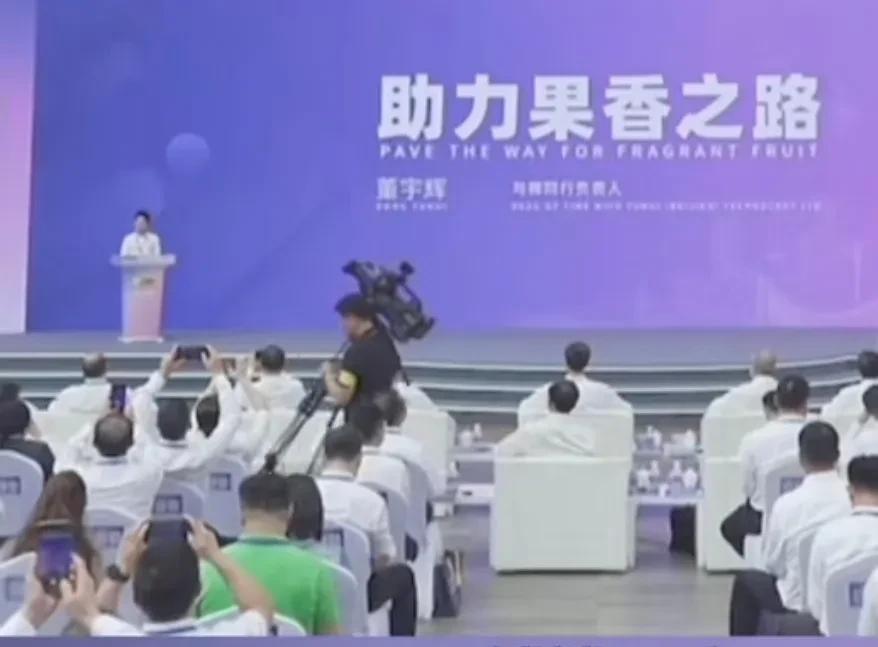 这下理解广西行，董宇辉只有一个小时的时间，他还是带着团队赶去的原因。
第一:为当