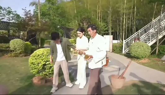 从节目中不难看出，龙洋对董宇辉颇有好感：二人一同参与飞花令，携手合唱同一首歌，期