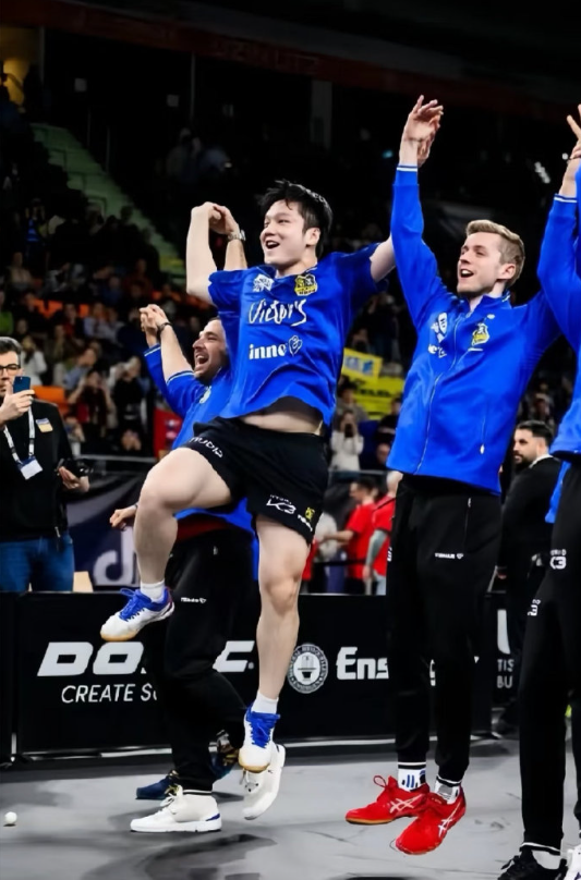 奥恰洛夫说樊振东是乒坛传奇人物！超级金满贯的含金量还在上升！起飞吧小肚，好有爱的