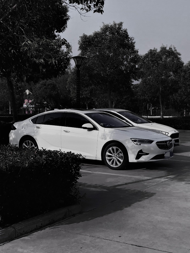 真皮手缝方向盘套
开了两千多公里越来越感觉方向盘有点细，有点滑，有点硬   有没