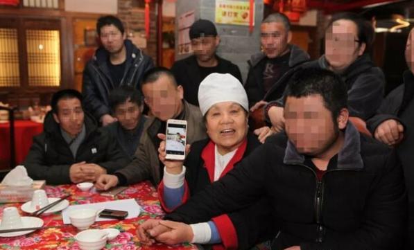 [太阳]1983年，韩雅琴的早餐店里进来了四个寸头少年，韩雅琴一眼就看出他们刚刑