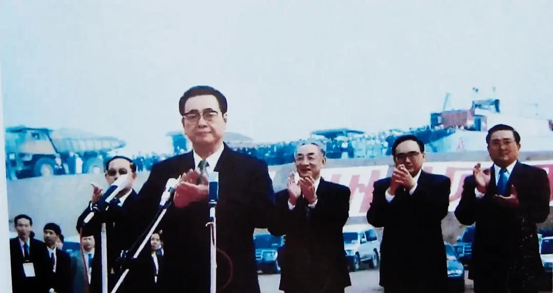 1997年11月8日，是三峡工程实施大江截流的重要日子。上午9 时， 李鹏总理在