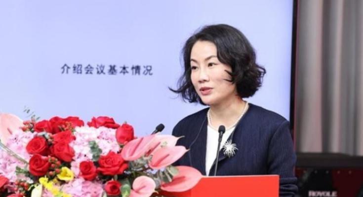 中国最贵的女秘书：年薪849万，虽已年近50岁了，还像个少女。这位女秘书就是朱旭