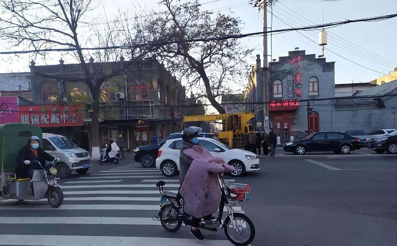保定西大街与永华大街路口
路口西北角的小楼，招牌换了一个又一个，“叶美思”“老街