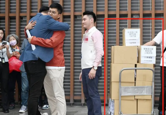 罢免吴沛忆“连署书纸箱”   被质疑“根本不像接近2万份”

罢免绿委吴沛忆二阶