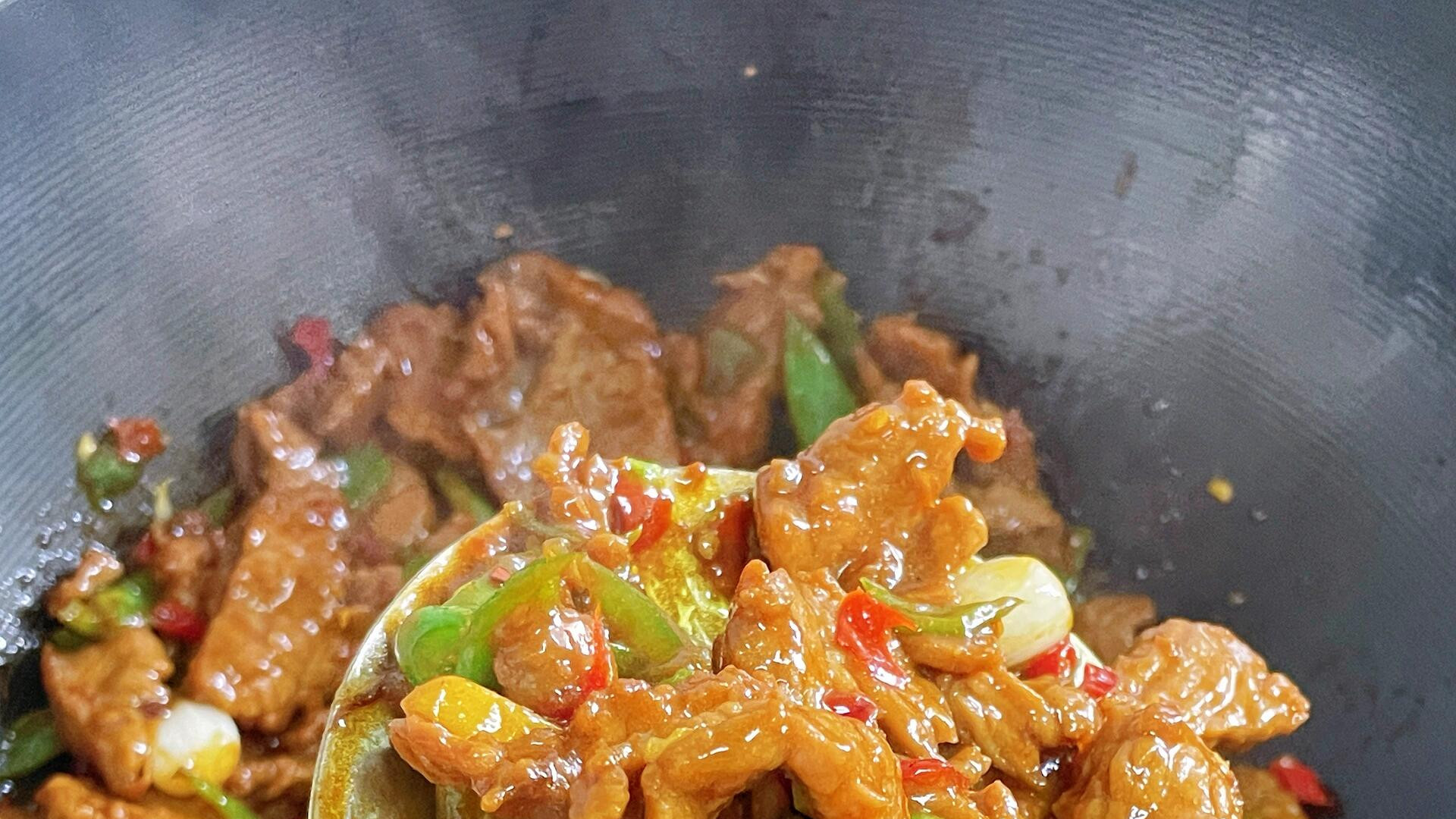十分钟教你学会入秋必吃——青椒牛肉，鲜嫩入味，一吃就上瘾！