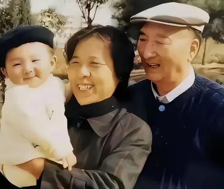 陈强夫妇与孙子陈大愚一起合影留念，这就是隔代遗传，虽然当时的陈大愚就一岁多，但从