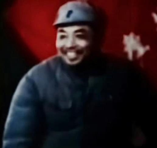向来严肃的彭德怀元帅笑起来时，那张刚毅的脸庞瞬间被温暖所填满，让人难忘。
他微微