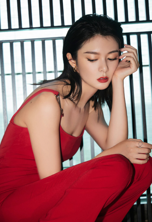 傅菁的红衣大片，热烈冷酷