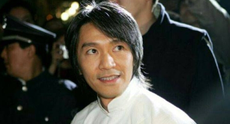 2005年，周星驰去日本宣传电影《功夫》，期间有一位日本人突然冲上台，要求周星驰