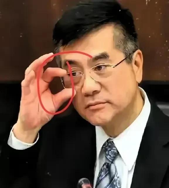 骆家辉，这个土生土长的美国人，曾经担任过驻华大使。刚刚到任还来了一次寻根之旅，家