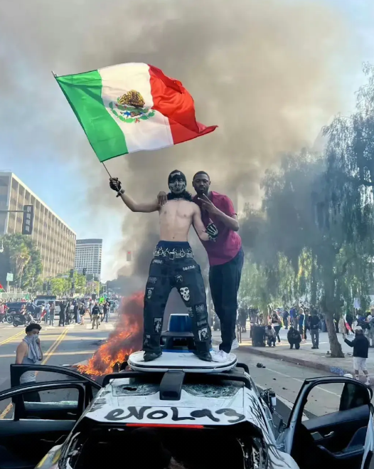 始终不能理解，美国人为啥不拔枪和警察对射，以前不是吹的美国人持枪就是为了反抗政府