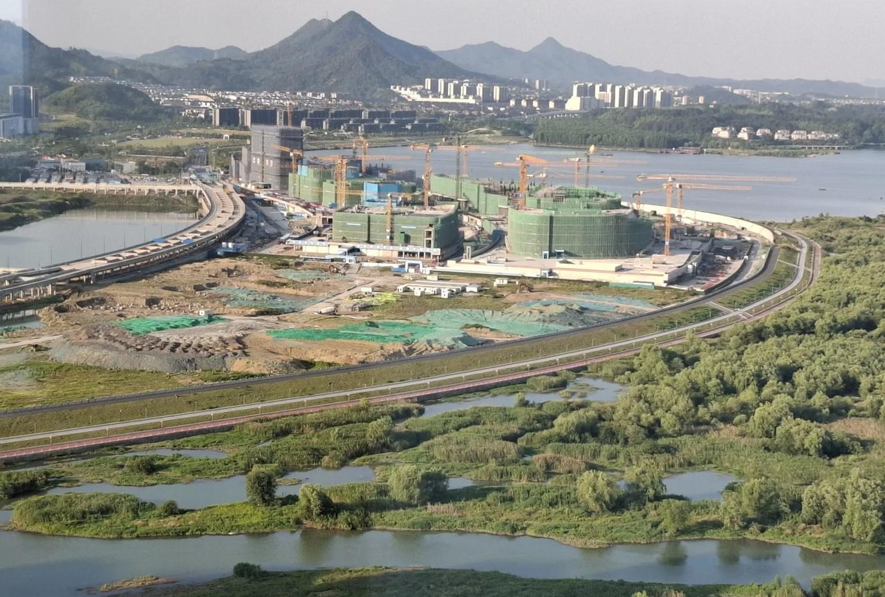 #分享一张你拍的建筑#
城市阳台，拔地而起