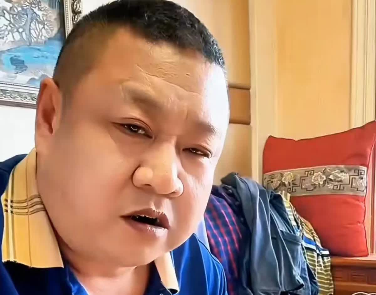 小沈阳的亲哥哥沈飞开直播，被网友问到和弟弟小沈阳（本名沈鹤）关系咋样？沈飞直接撂