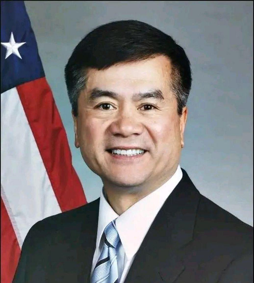 “我以我的中国血统而自豪，但我是百分百的美国人！”14年前，美国首位华裔驻华大使