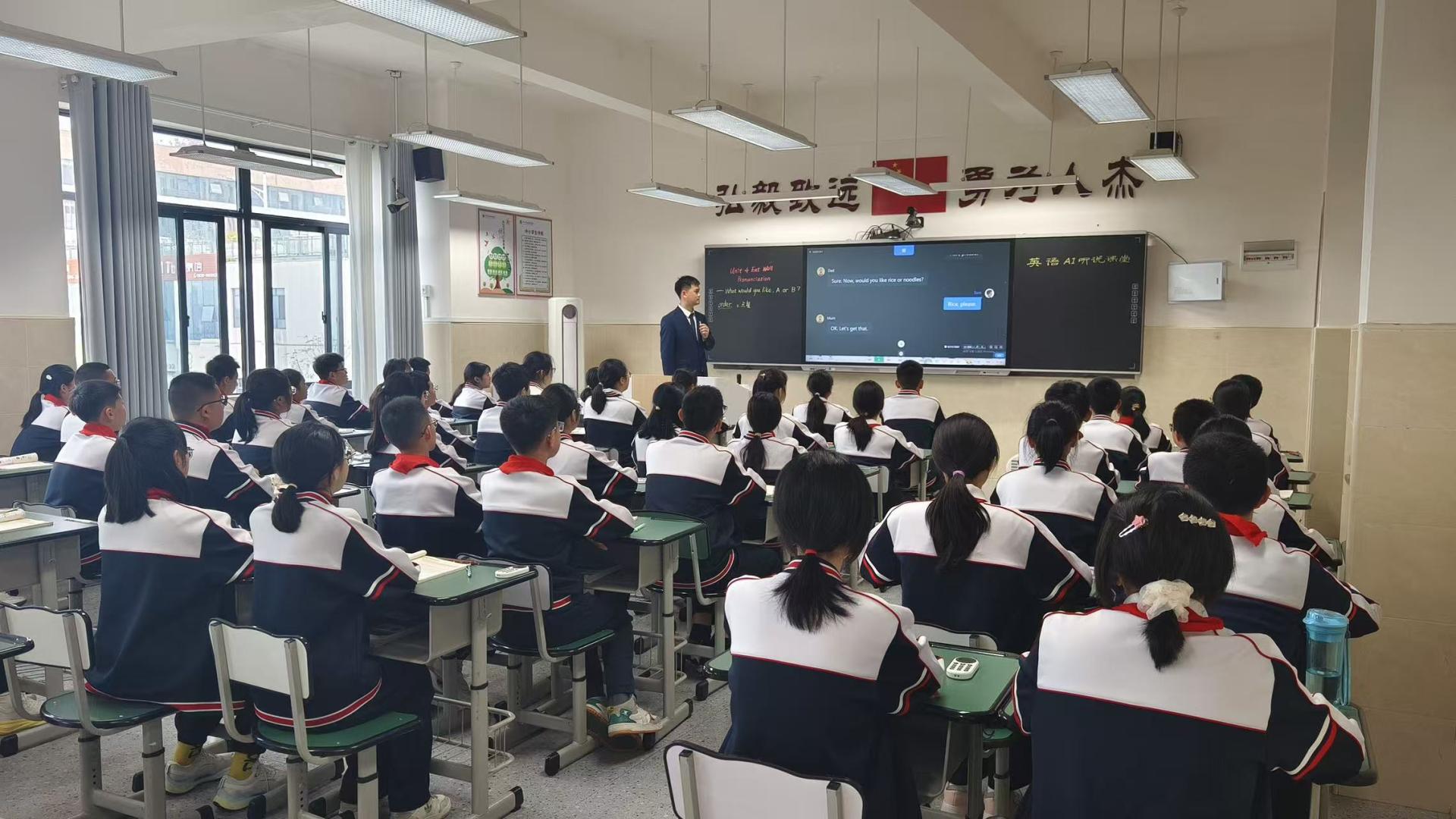 100%覆盖！从小学到高中！AI通识课全面落地