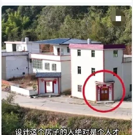 简直太奇葩了！
不会是为了进出方便，
把门放在这个位置吧？