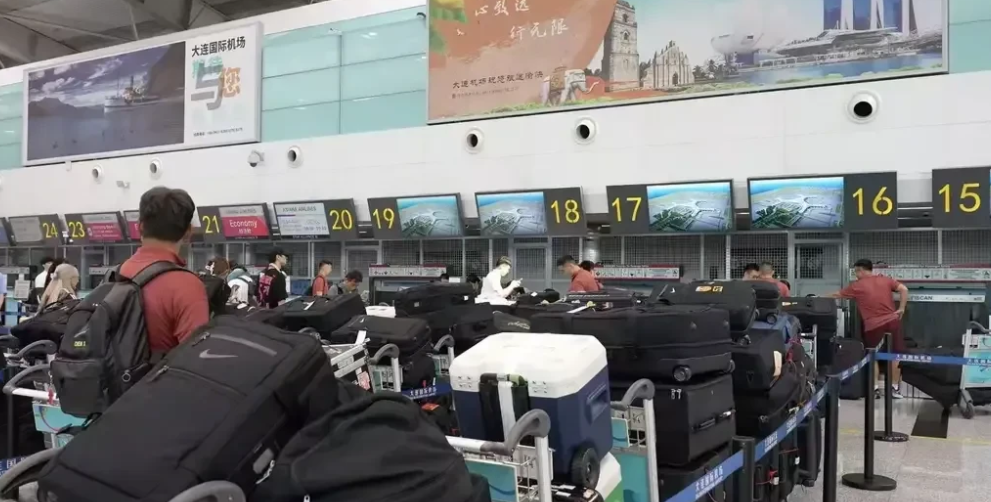 说国足东亚杯出行行李箱多的真的没必要，看看人家官方回应了这些事儿，其实和我想的一