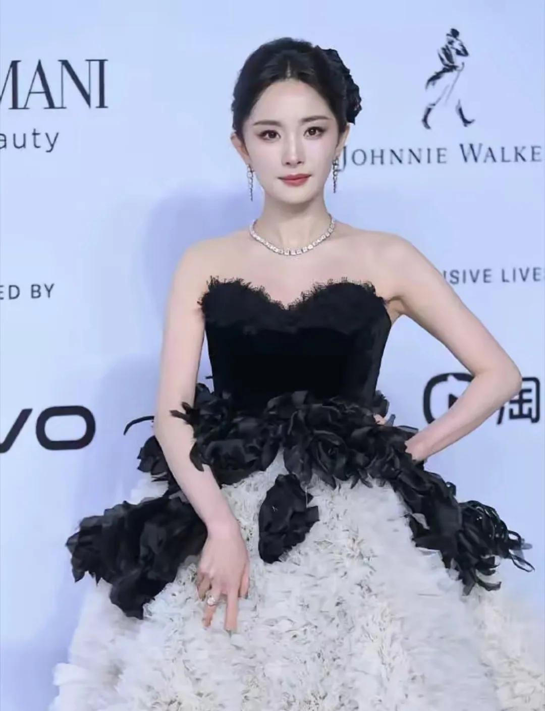 谁懂啊！
杨幂这张生图直接封神，
美貌暴击程度拉满，一整个狠狠心动，反复欣赏根本