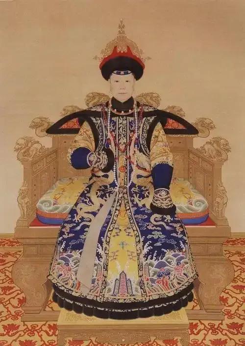 1735年，雍正骤然驾崩，25岁的宝亲王弘历登基，是为乾隆皇帝。
母凭子贵，乾隆