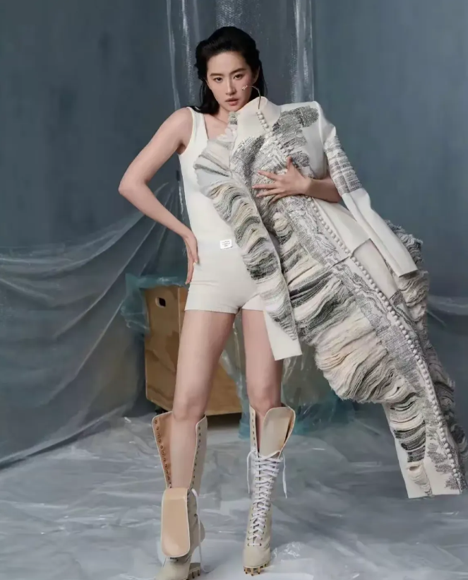 刘亦菲，170cm，鞋带没系好，摄影师有点着急了！