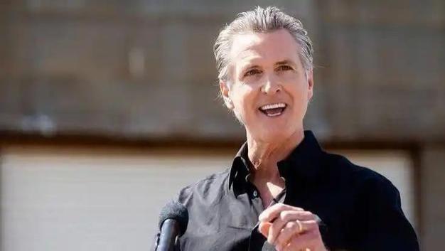 纽森终于反了，号召全美国人共同讨贼，主持人已称纽森为“总统”