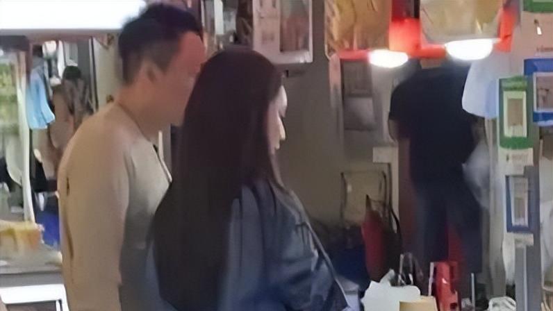 汪小菲一家被网友在小吃街偶遇，他们一家终于过上了正常生活